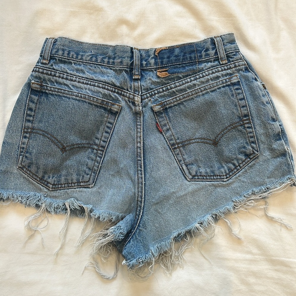 Levi’s Distressed Mini Short - Picture 2 of 4